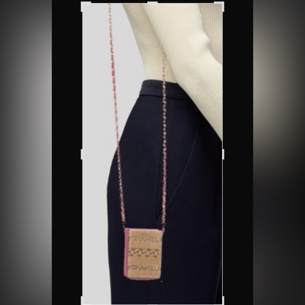 Chanel. AUTHENTIC Chanel box too.Gold hardware. Mini.Crossbody Earbud. Damage. - Picture 4 of 7